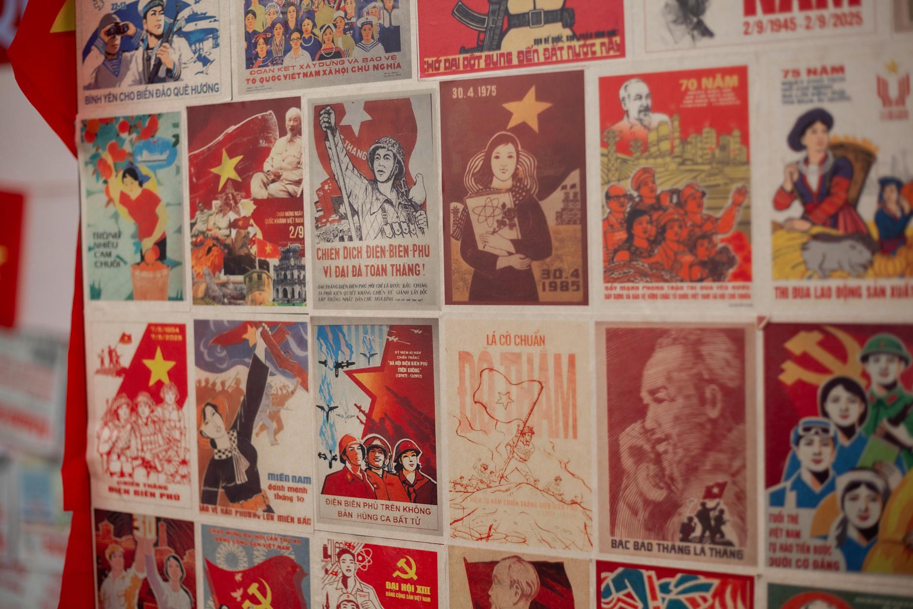 Dlaczego ekstremistyczne narracje tak łatwo wykorzystują język moralności i dobra Kolorowe wietnamskie plakaty propagandowe w stylu vintage na ścianie