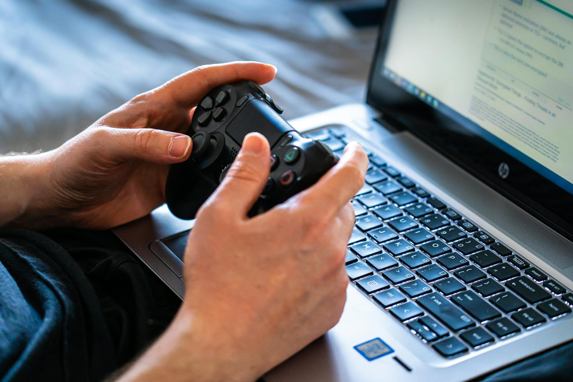 Osoba z padem do gier grająca na laptopie gamingowym