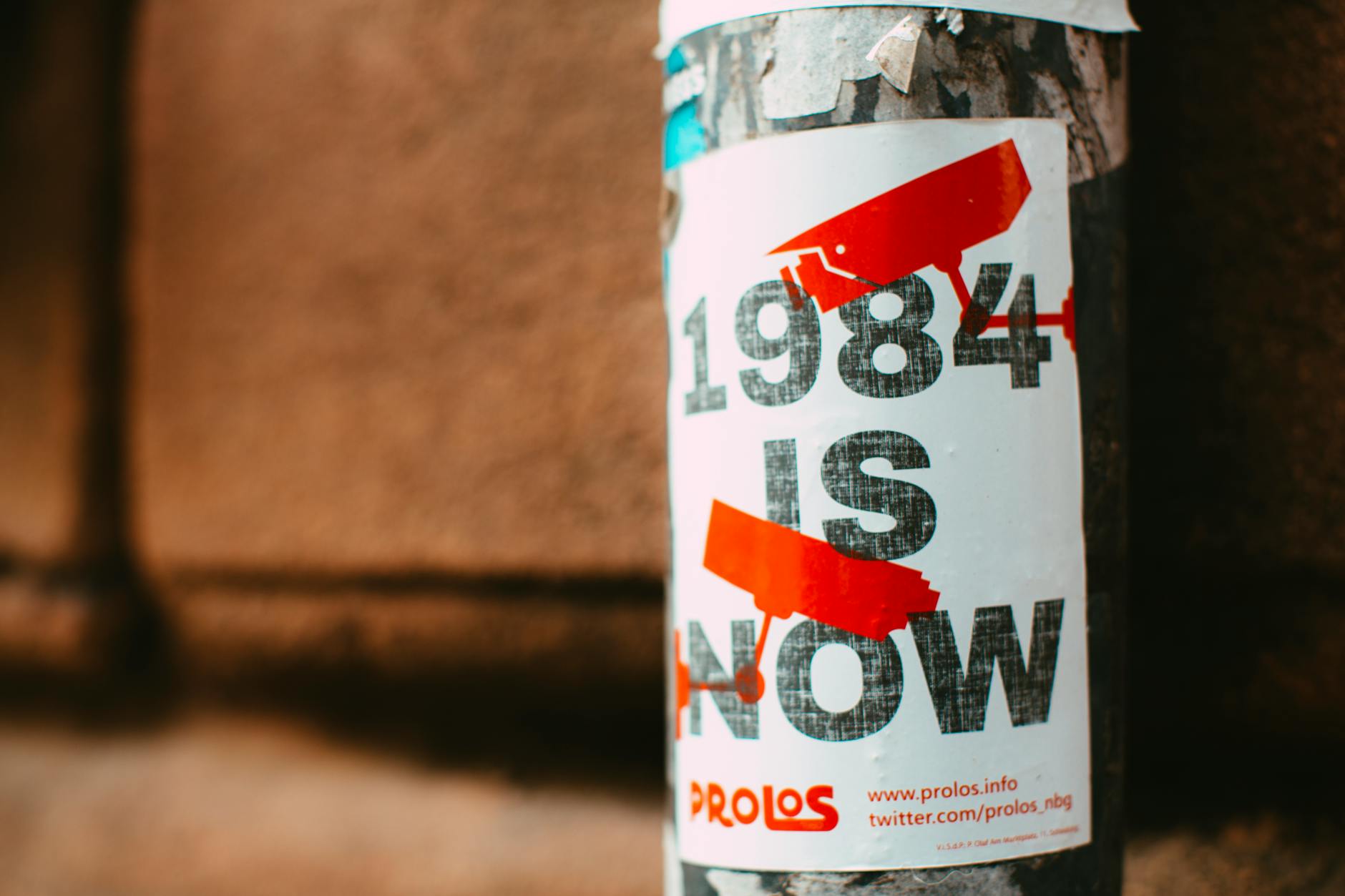 Plakat uliczny 1984 is now o wszechobserwacji w miejskim otoczeniu