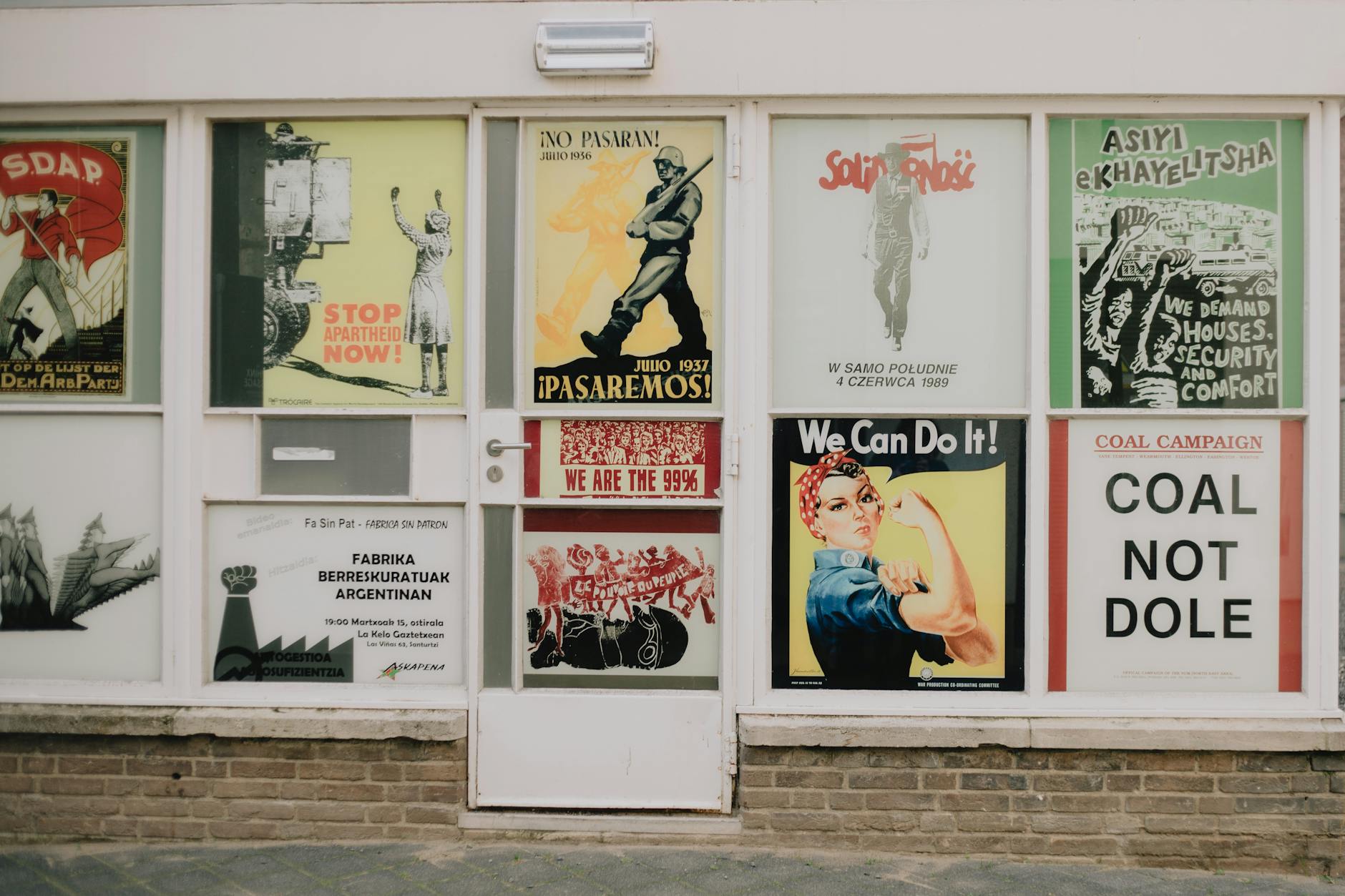 Witryna w Maastricht z kolekcją starych plakatów politycznych
