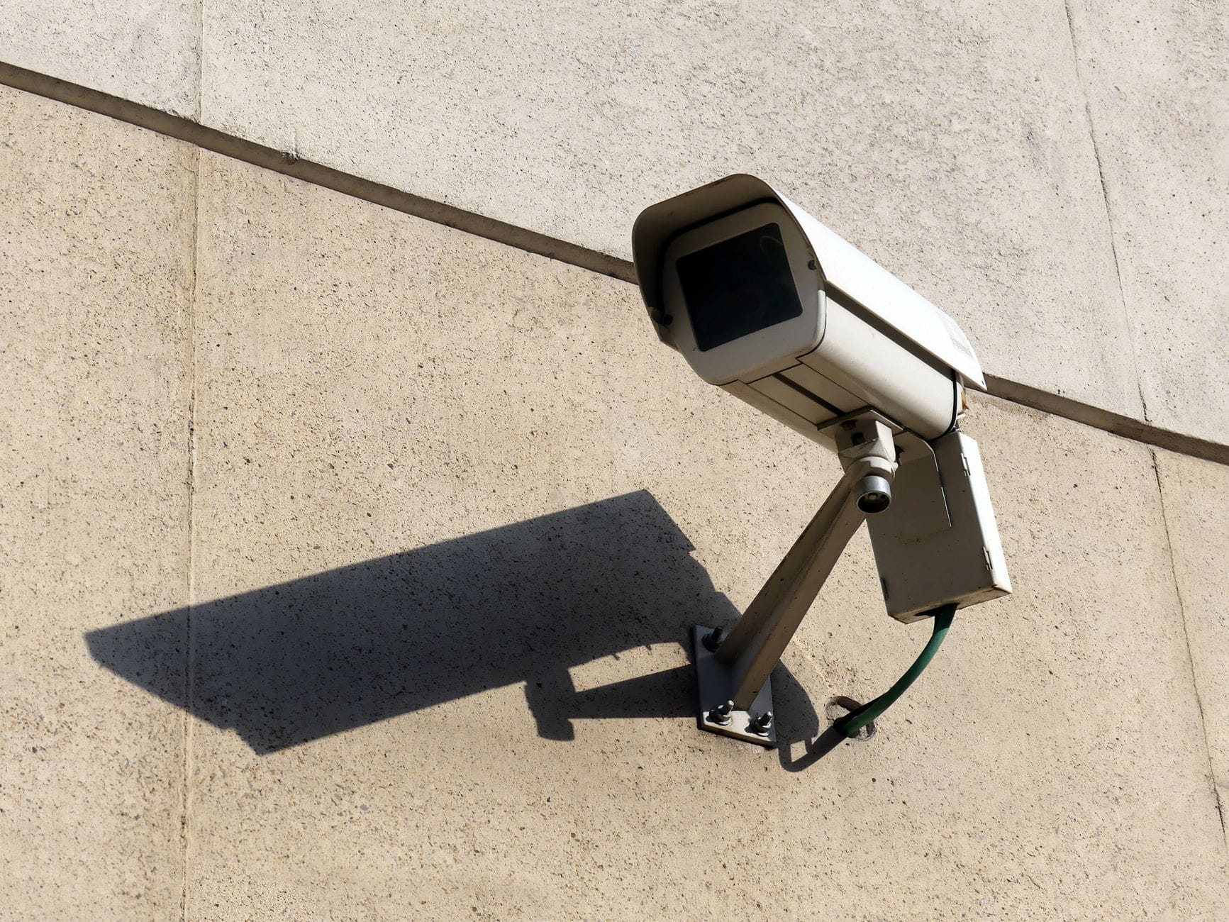 Nowoczesna kamera monitoringu na betonowej ścianie z cieniem Nowoczesna kamera monitoringu na betonowej ścianie z cieniem